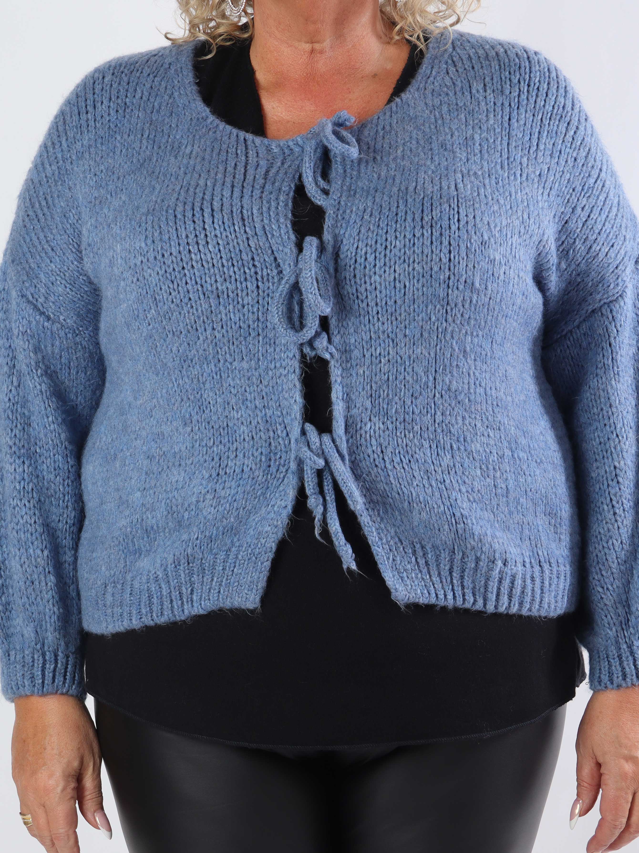 Kimberly - Söt stickad kofta i plusstorlek med rosetter